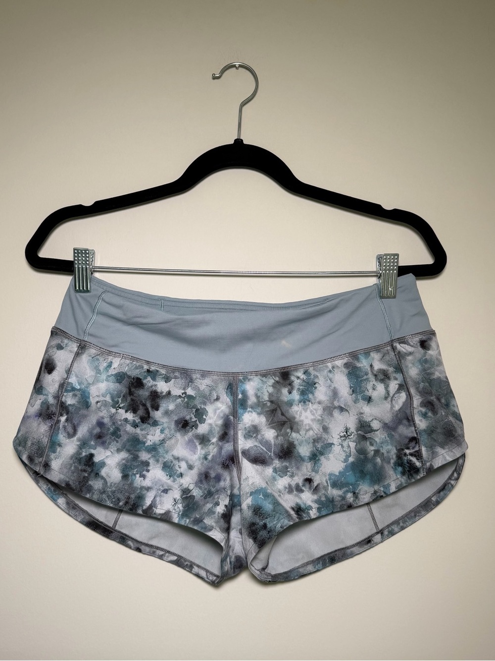 Lululemon Speed Up Low-Rise Short 2.5" Gray Blue Floral Size 6